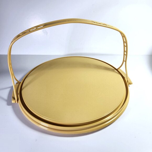 Tupperware Cake Carrier Round with Handle Harvest Gold Made in Canada Vintage - Picture 2 of 10